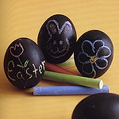 mini-coloring-eggs-chalk